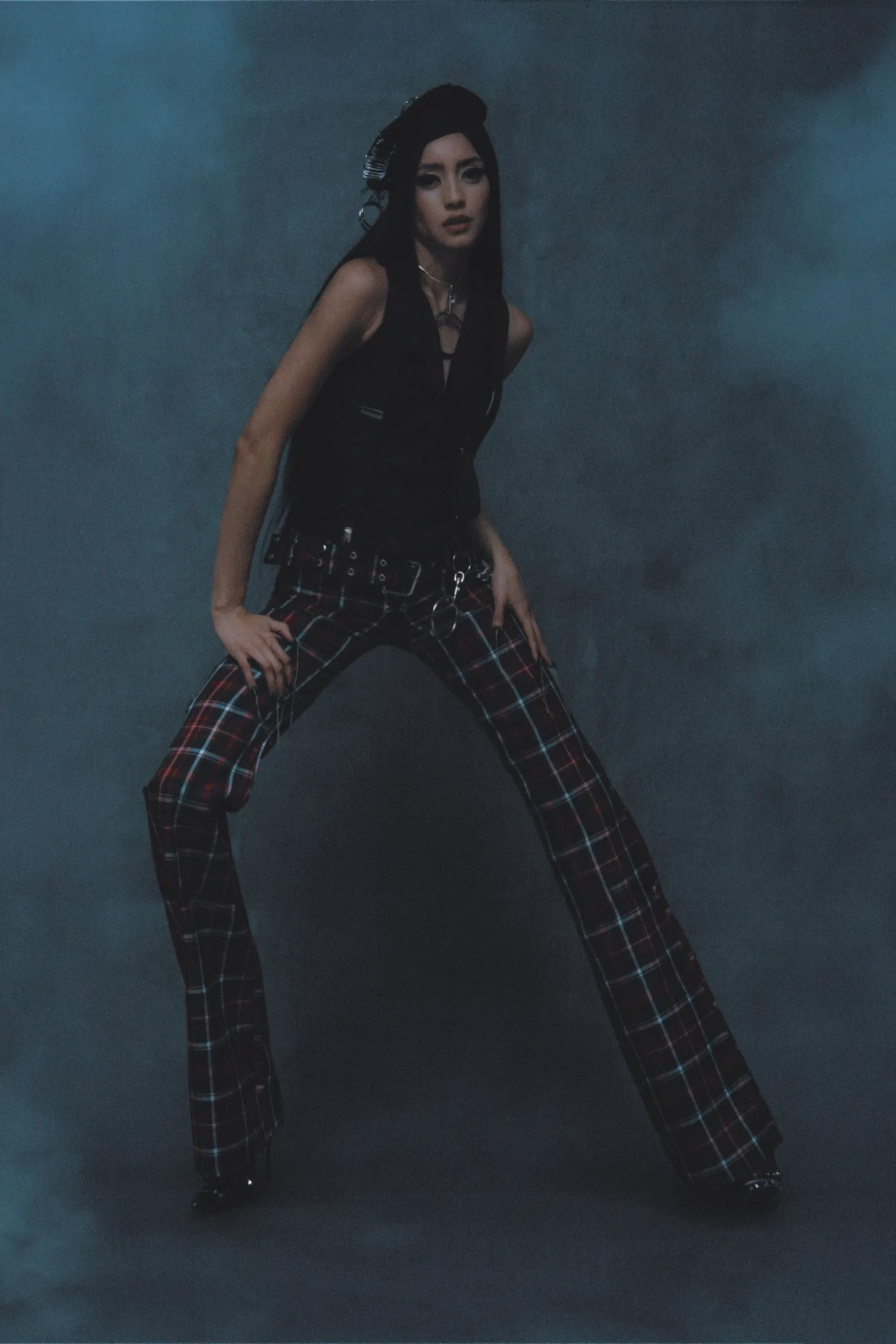 Look de tartán y encaje de la colección ARMY FW25 de Anthony Rivera (3)