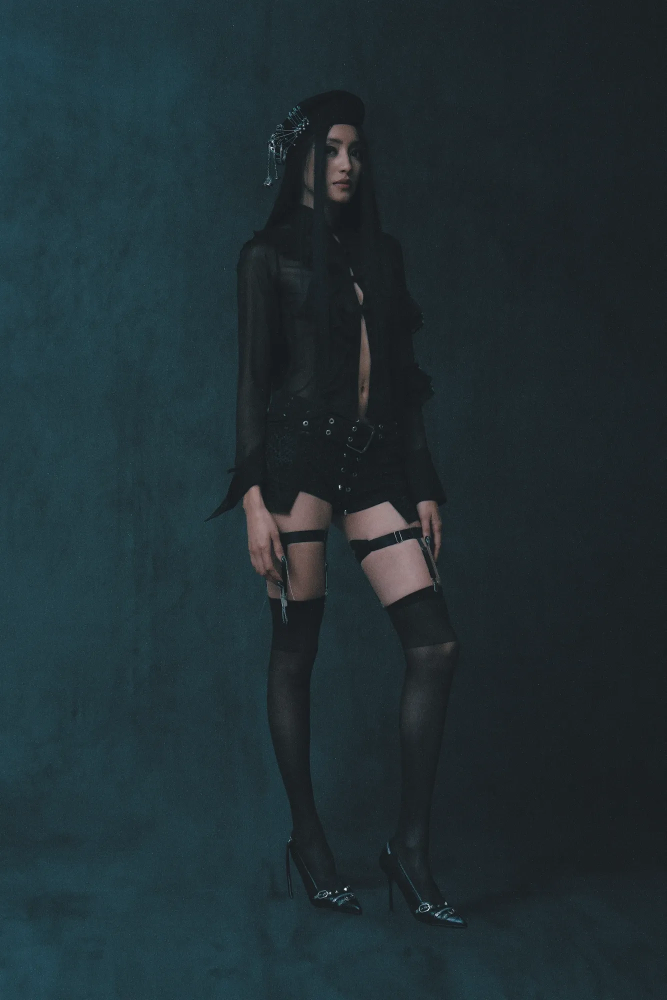 Look de tartán y encaje de la colección ARMY FW25 de Anthony Rivera (7)